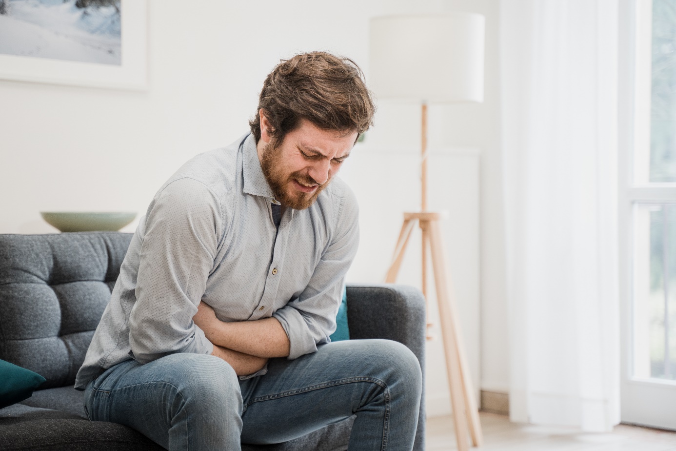 Üst karın bölgesinde ağrı, hem mide hem de duodenum ülserlerinin en yaygın belirtisidir.