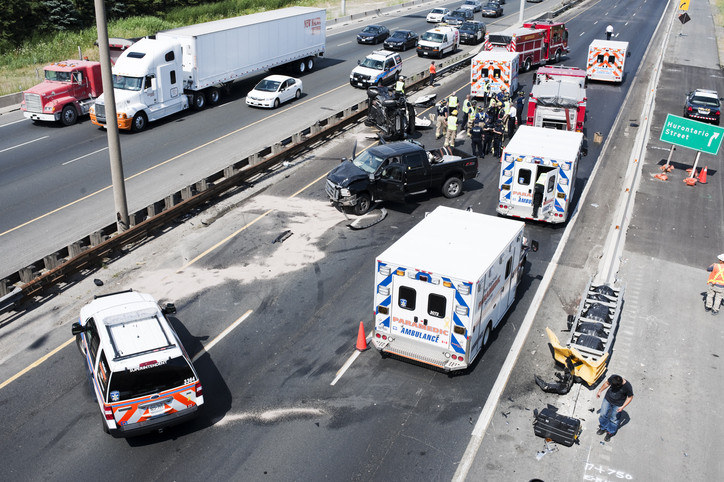 Trafik kazası, arabalar, itfaiyeciler, polis, kurtarma servisi