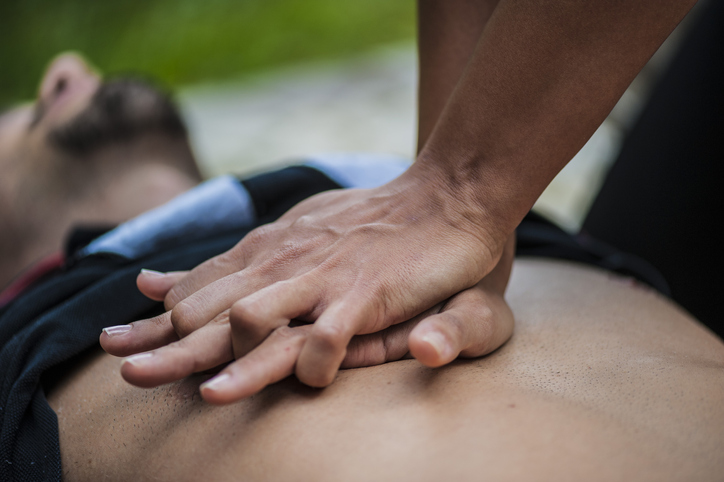 CPR resüsitasyonu - göğüs kompresyonları