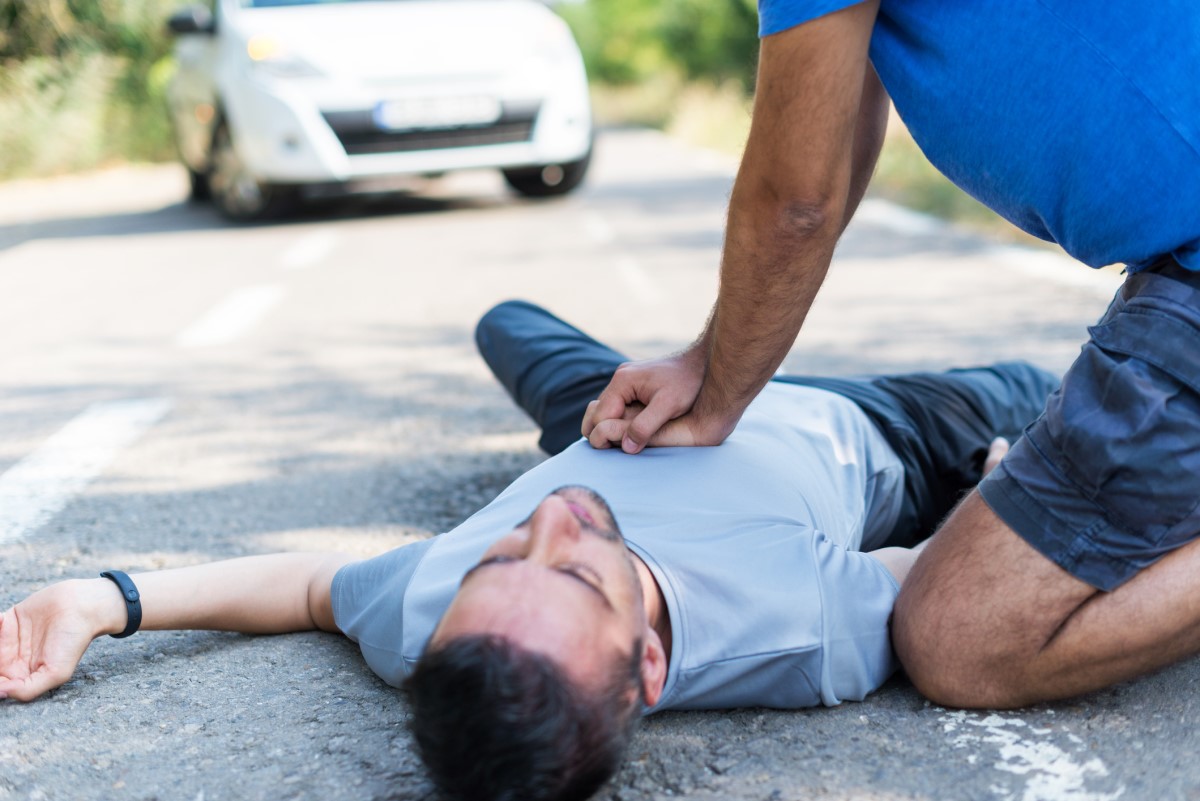 CPR - kardiyopulmoner resüsitasyon - tepkisiz olan bilinçsiz bir kişiyi kurtarır.