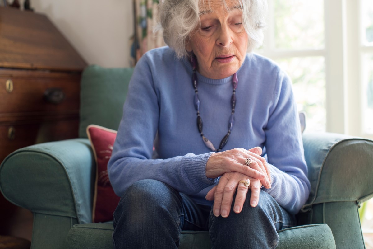 Parkinson hastalığı nedeniyle üst uzuvlarında titreme sorunu yaşayan bir kadın