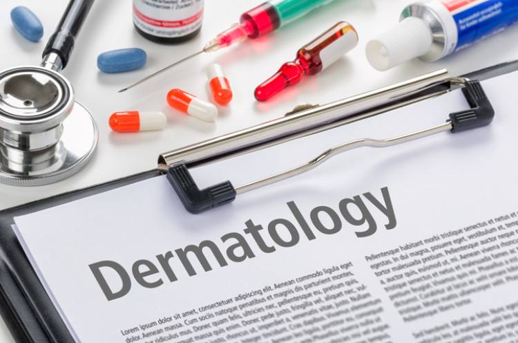 yanında dermatologların tanımı bulunan kağıt haplar ve şırınga