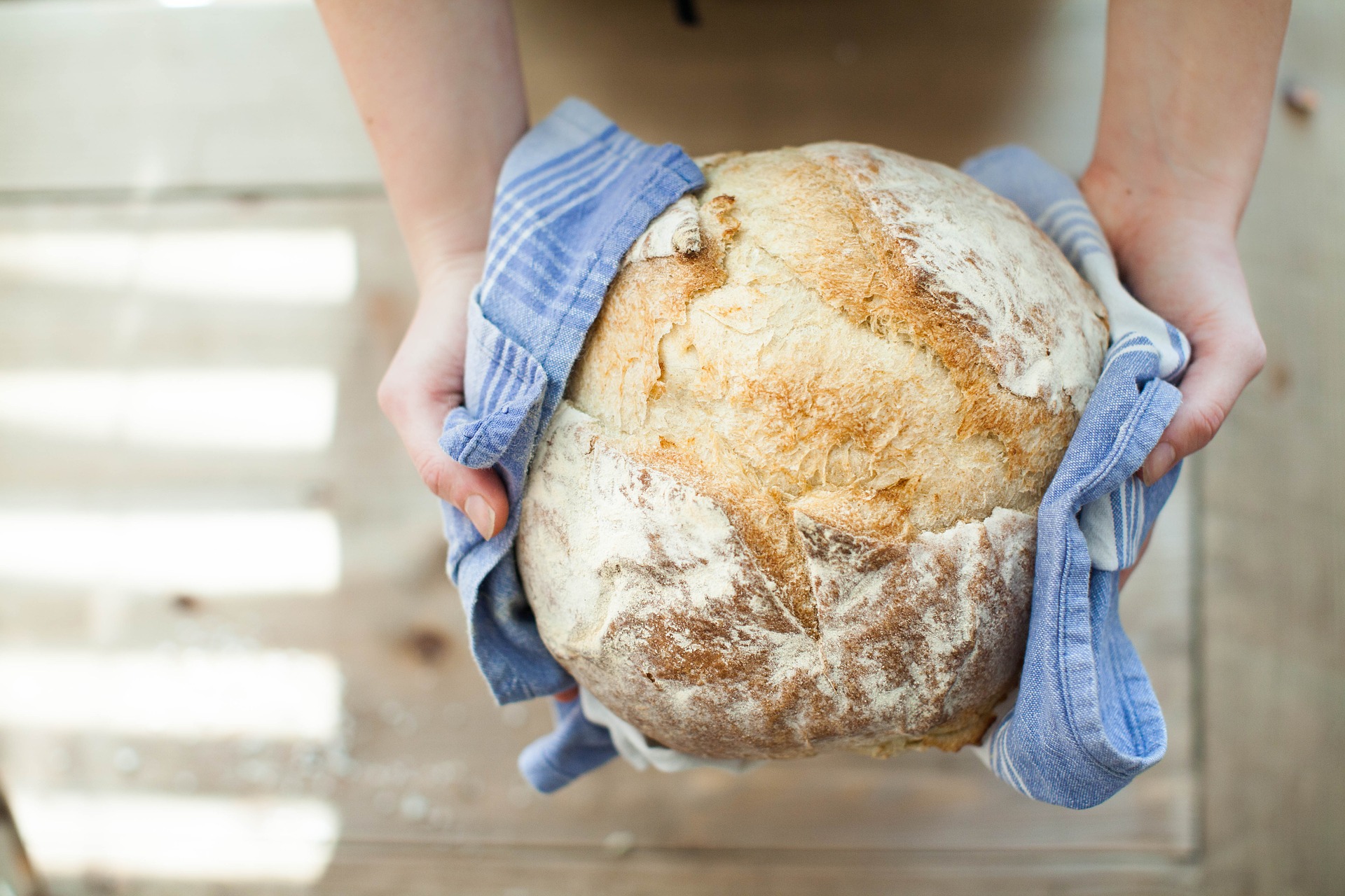 Glutensiz ekmek tutan kişi