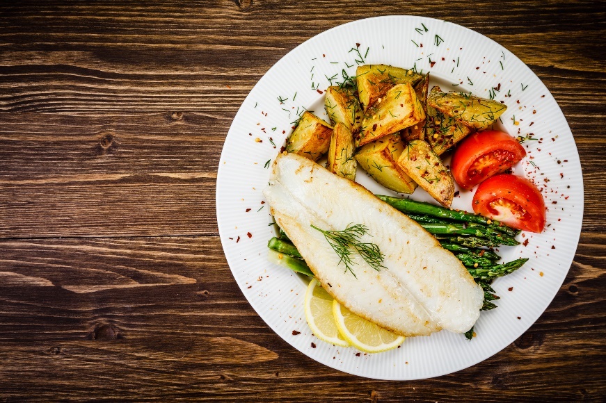 Akşam yemeği örneği: kuşkonmazlı ızgara balık, kavrulmuş patates, otlar ve taze sebzeler.