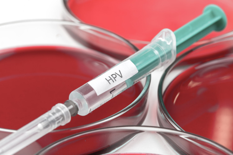 HPV aşısı içeren şırınga