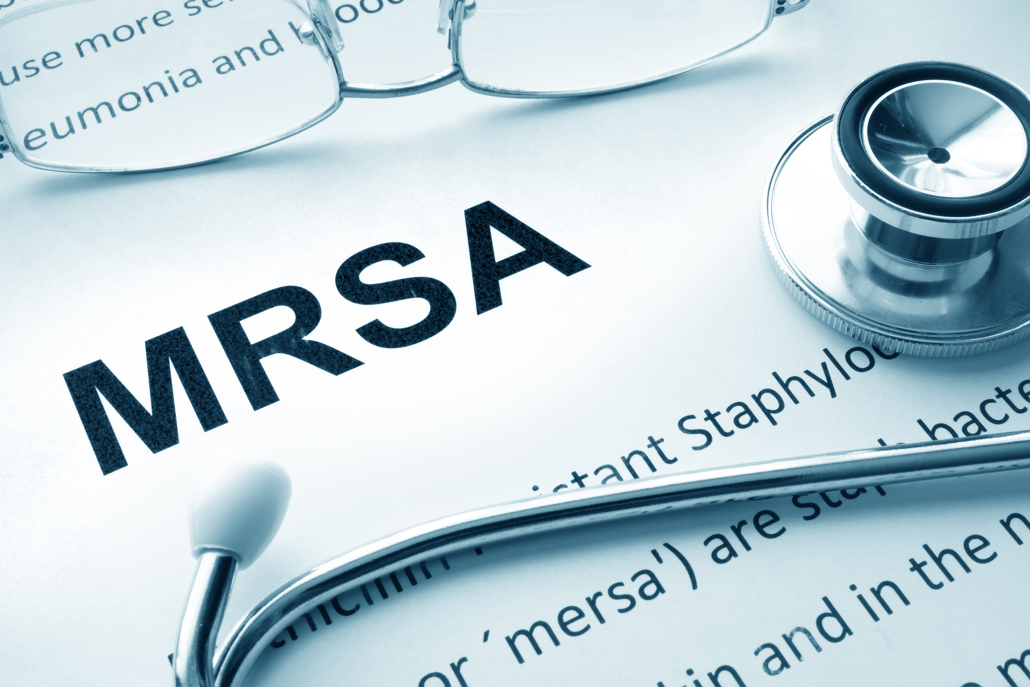 MRSA, yaygın olarak kullanılan antibiyotiklere dirençli bir altın stafilokok türüdür.