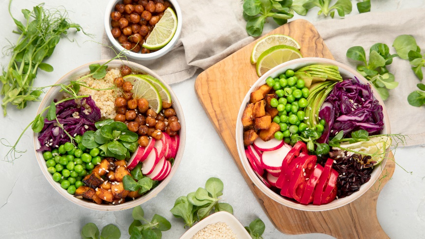 Akşam yemeği örneği: poké bowl: protein (tavuk/tofu/tavuk), kinoa/pirinç, edamame fasulyesi ve taze sebzeler.