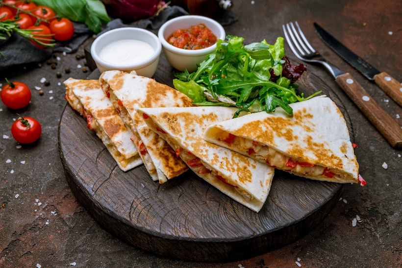 Öğle yemeği örneği: et/fasulye ve sebze ile pişirilmiş quesadilla. Domates soslu ve taze sebzeli garnitür