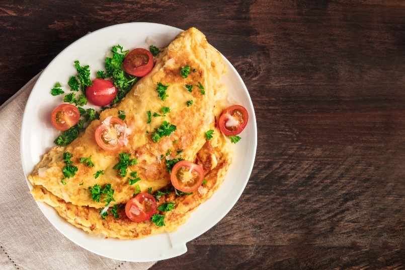 Tuzlu kahvaltı örneği: otlu ve taze sebzeli yumurtalı omlet