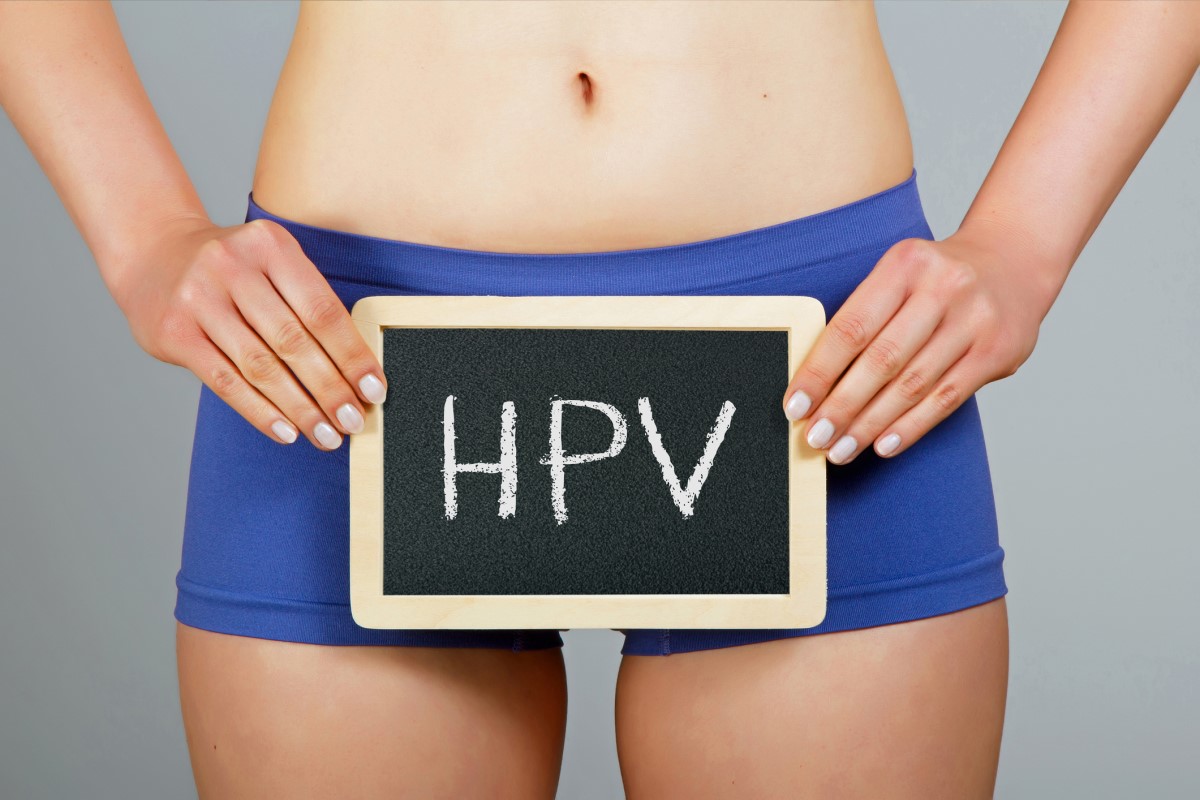 HPV yazan bir pankart tutan kadın