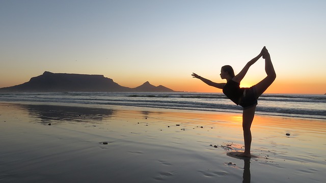 Bir kadın kumsalda yoga yapıyor. Güneş batmış. Hava hala aydınlık. Kadın tek ayağının üzerinde duruyor. Gelgit var. Kum ince bir su tabakasının altında.