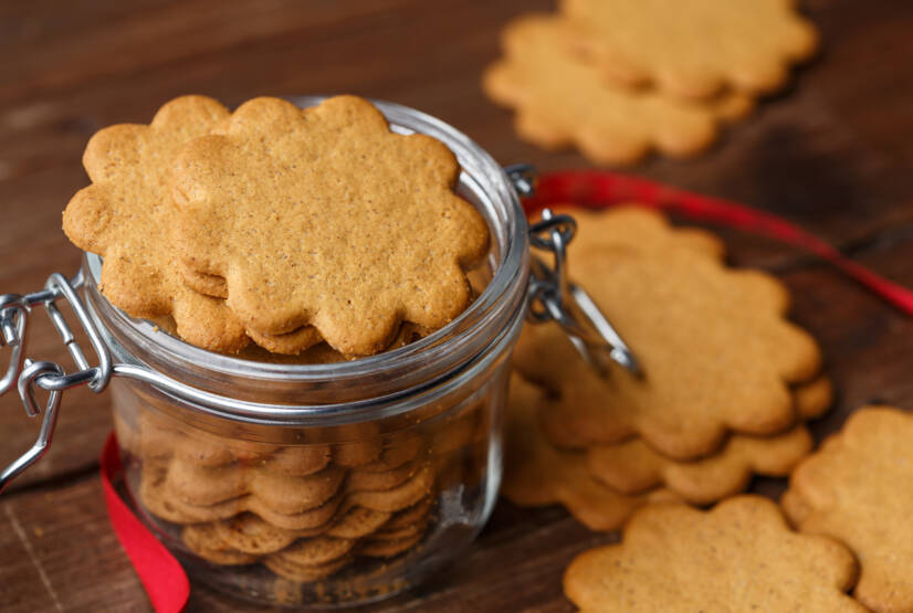 Çölyak hastaları için uygun badem unlu zencefilli kurabiye için Noel tarifi? Bizimle sağlıklı Noel hamur işleri pişirin